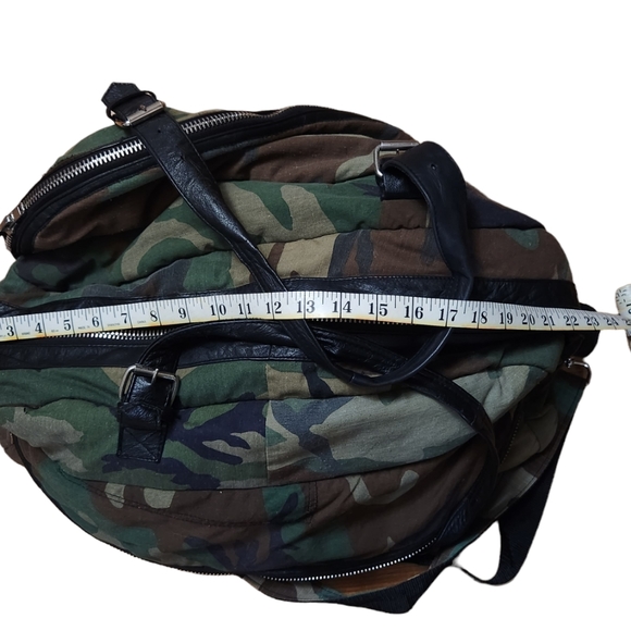 PeleCheCoco Camo Weekender Bag - Picture 5 of 5